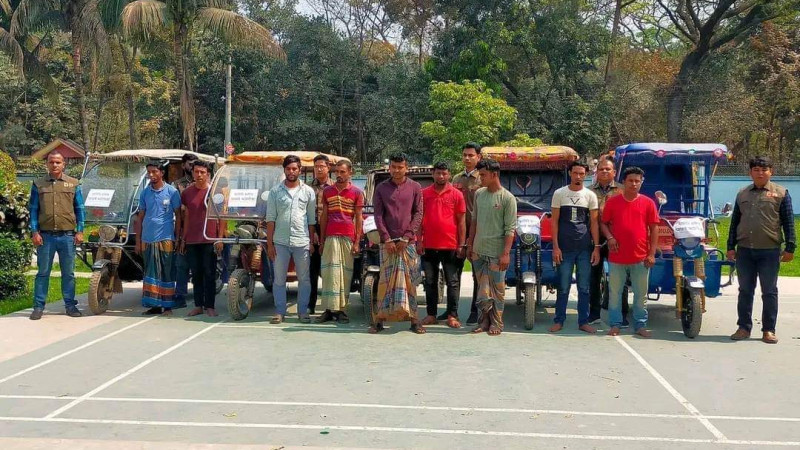 কুমিল্লায় চোরাই অটোরিকশাসহ আটক ৯