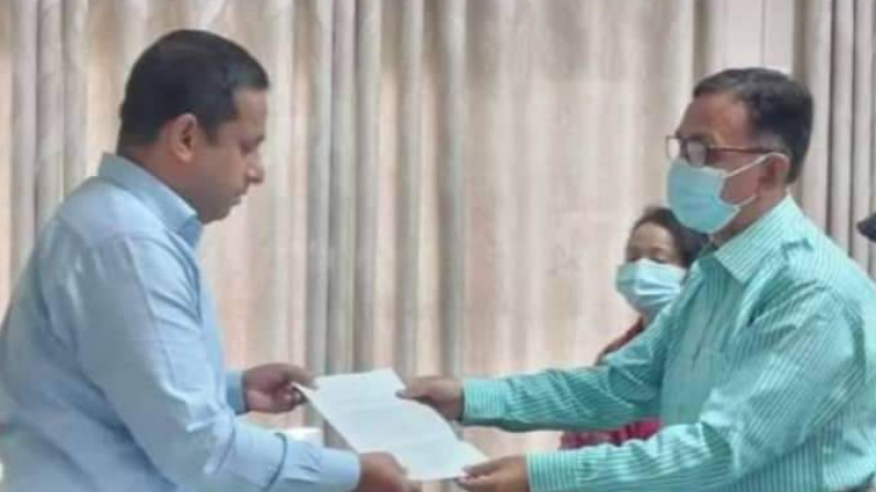 শিক্ষা কর্মকর্তার বিরুদ্ধে ইভটিজিং করার অভিযোগ,স্মারকলিপি পেশ