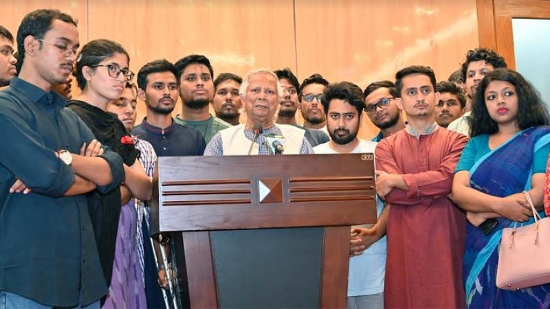 ড. ইউনূস দেশকে এগিয়ে নিতে জনগণকে তার সাথে হাত মেলানোর আহ্বান জানিয়েছেন