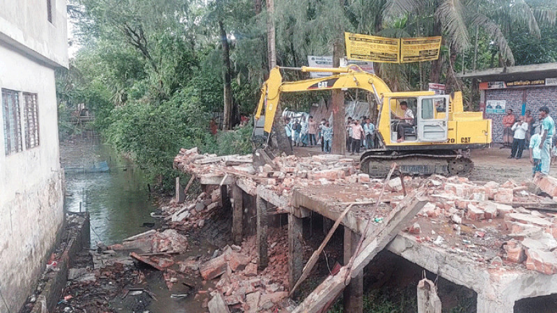 লক্ষ্মীপুরে জলাবদ্ধতা নিরসনে উচ্ছেদ অভিযান