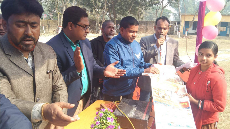 নওগাঁয় নতুন বই হাতে পেয়ে মাতোয়ারা শিক্ষার্থীরা