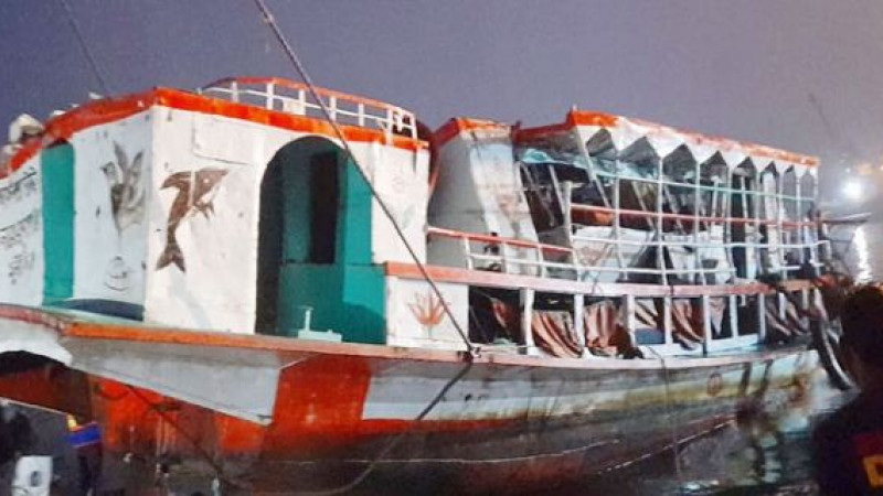 ১৬ ঘণ্টা পর শীতলক্ষ্যায় ডুবে যাওয়া লঞ্চ উদ্ধার
