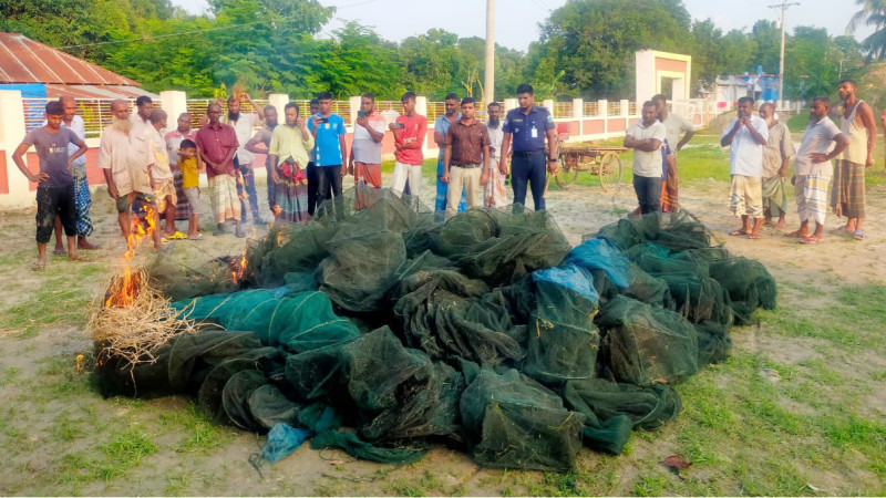 আত্রাইয়ে দুই হাজার মিটার নিষিদ্ধ রিংজাল জব্দ