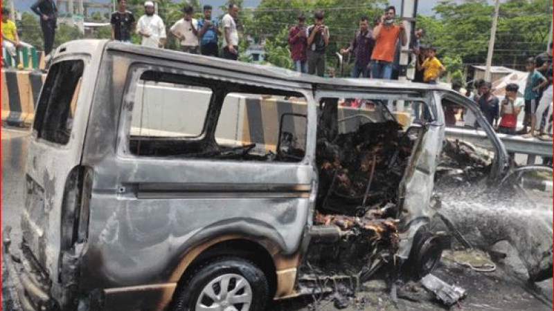 অ্যাম্বুলেন্সের ইঞ্জিন বিস্ফোরণে ভাঙ্গায় সাতজন নিহত