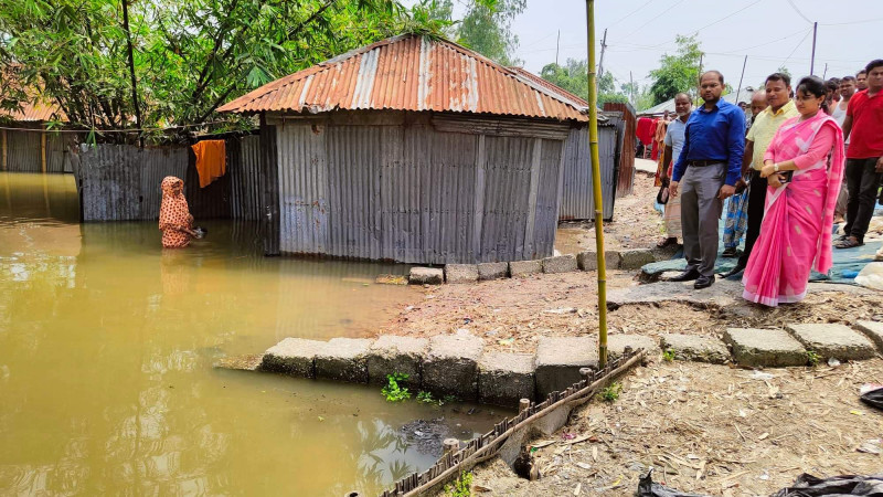 লালমনিরহাটে বন্যার খনিকটা উন্নতি, ত্রান পাননি বানভাসি মানুষ