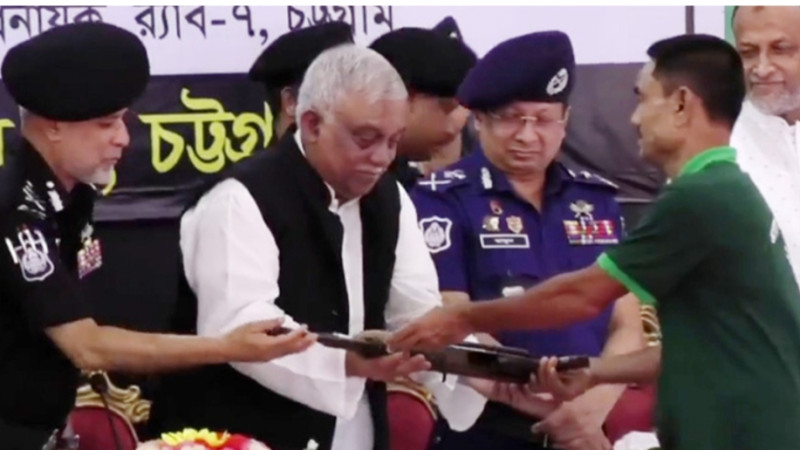 স্বরাষ্ট্রমন্ত্রীর কাছে আত্মসমর্পণ করলো ৫০ জলদস্যু
