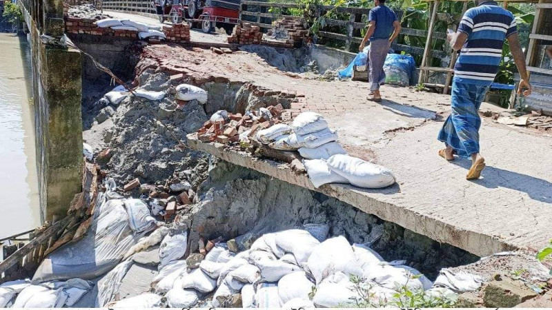৪০ হাজার পরিবার অন্ধকারে, ৫০ কিলোমিটার রাস্তা বিধস্ত
