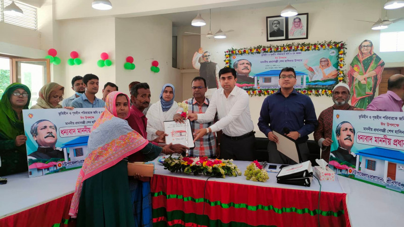 শ্রীনগরে জমি সহ ঘর পেলেন ভূমিহীন ৭ পরিবার