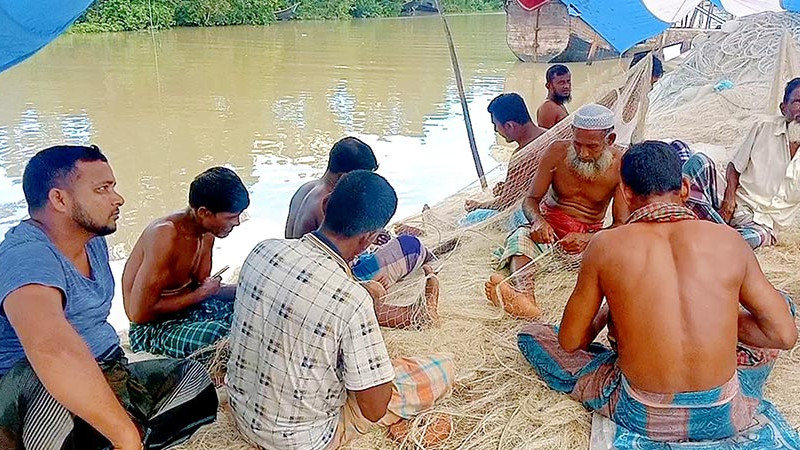 এক মুঠো চালের জন্য জেলেদের বুক ফাটা কান্না