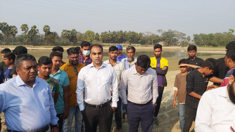 ভ্যেকু দিয়ে মাটি কাটায় ইউপি চেয়ারম্যানসহ ৫ জনকে ৫ লাখ টাকা জরিমানা