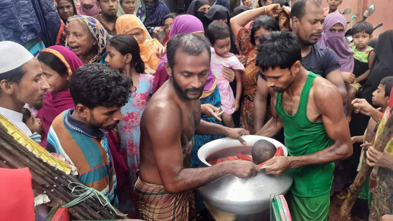 পাহাড়ি ঢলের পানিতে আটকে পড়া মানুষ উদ্ধার