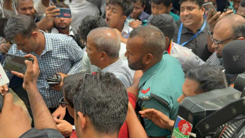 শিক্ষার্থীদের তোপের মুখে দুই উপদেষ্টা