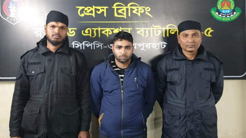 র‌্যাবের অভিযানে ৭১ বোতল ফেন্সিডিল সহ যুবক আটক