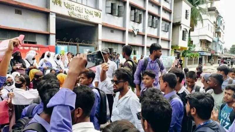 শিক্ষার্থীদের আন্দোলনের মুখে নওগাঁয় পদত্যাগ করলেন অধ্যক্ষ