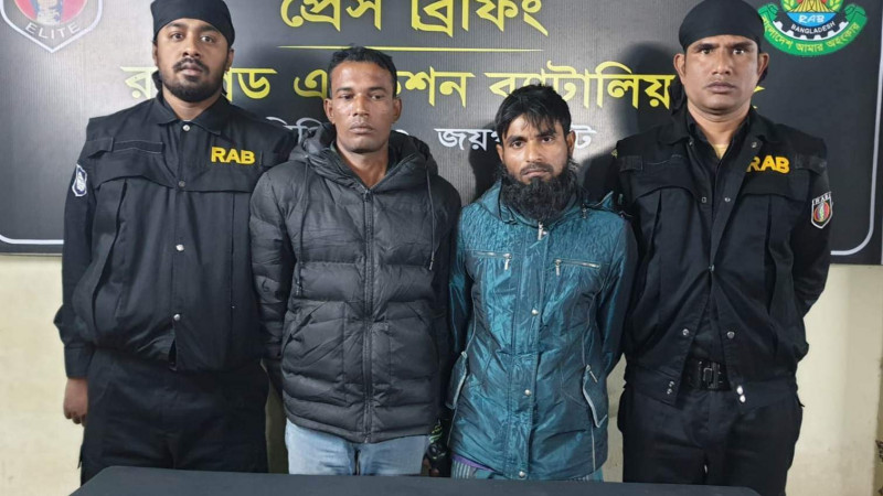 র‌্যাবের অভিযানে গাঁজাসহ নওগাঁর দুই যুবক আটক