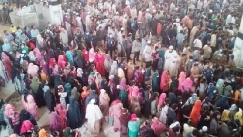 কাউন্টারে ধীরগতি ৬ ঘণ্টা দাঁড়িয়েও মিলছে না টিকিট