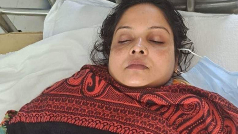 নওগাঁয় স্কুলের প্রজেক্টর না দেওয়ায় শিক্ষিকাকে মারধর