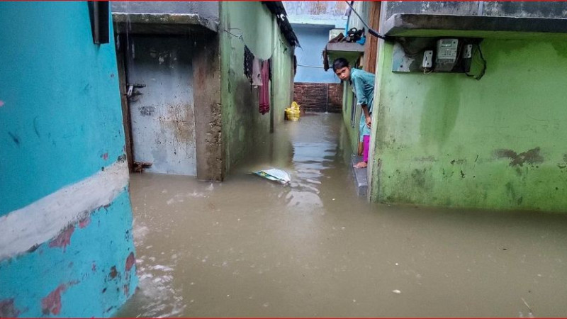 উপকূলীয় এলাকায় থইথই পানি
