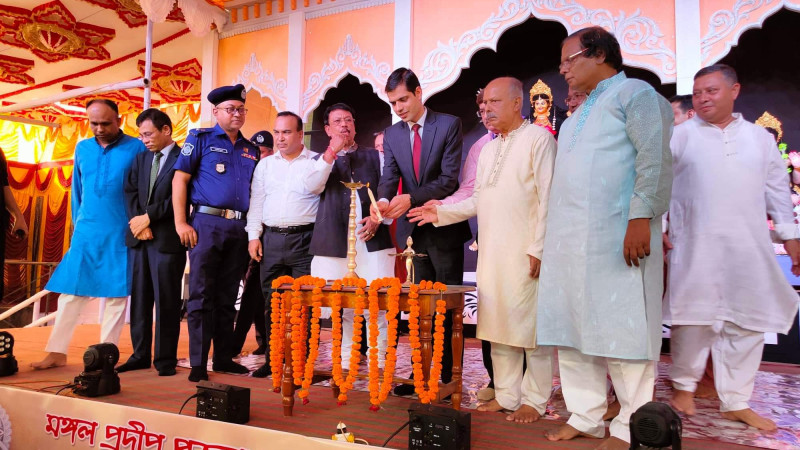 মঙ্গল প্রদীপ প্রজ্বলনের মাধ্যমে শারদীয় দুর্গাপূজার শুভ সূচনা অনুষ্ঠিত