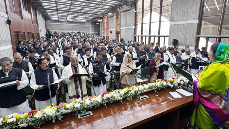 শপথ নিলেন নবনির্বাচিত সংসদ সদস্যরা
