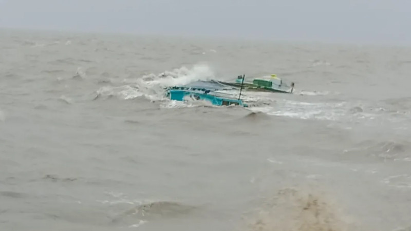 মেঘনায় পাথর বোঝাই জাহাজডুবি