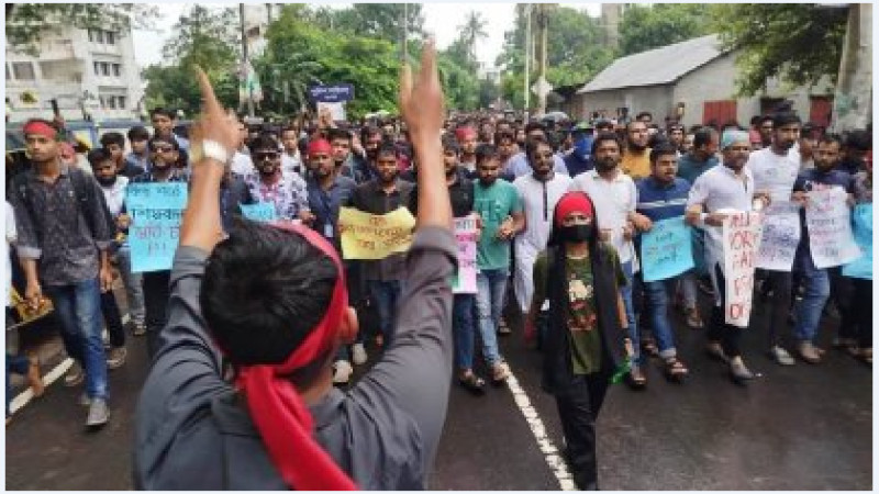 যশোরে শিক্ষার্থীদের মিছিল, যোগ দিয়েছেন অভিভাবক