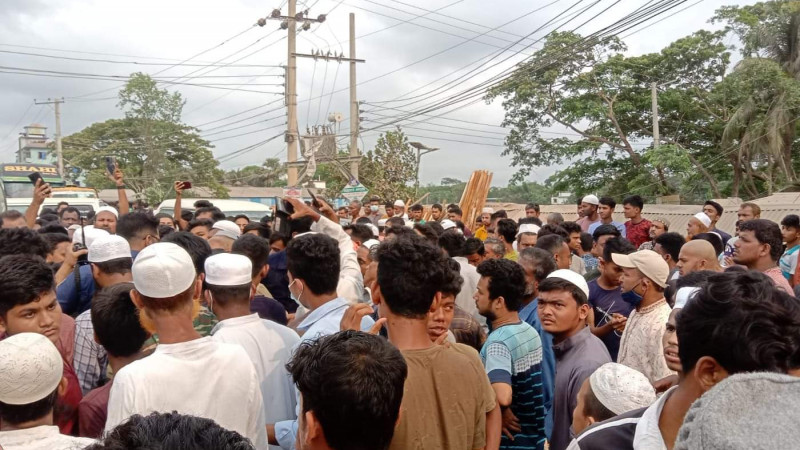 বাবার কোলে শিশুকে গুলি করে হত্যা: বিচারের দাবিতে লাশ নিয়ে বিক্ষোভ