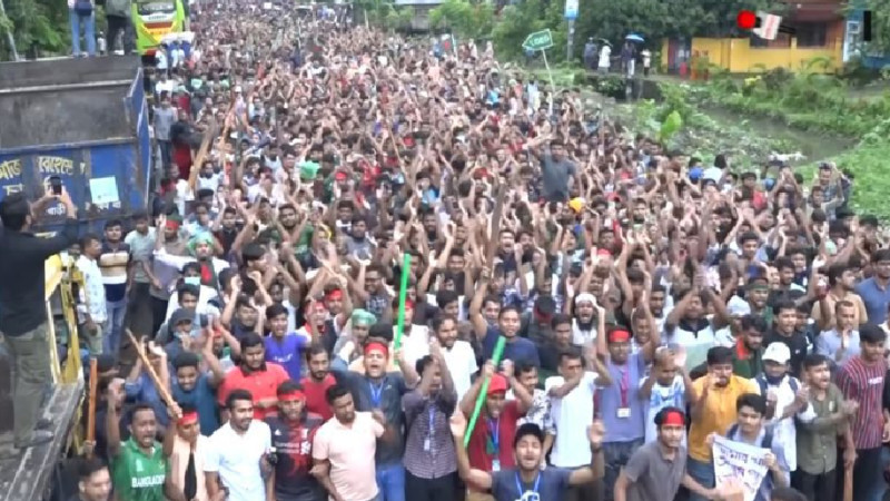 যশোরে শিক্ষার্থীদের বিক্ষোভ মিছিল, সড়ক অবরোধ