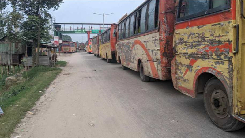 ধামরাইতে মহাসড়কে বাস পার্কিং, জনসাধারণের দুর্ভোগ