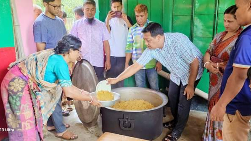 বন্যায় ক্ষতিগ্রস্থদের মাঝে খাবার দিলেন পৌর মেয়র