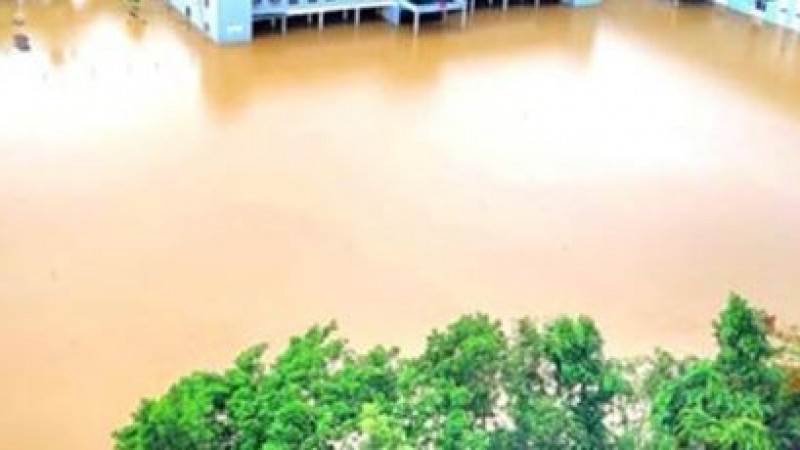 বৃষ্টির পানিতে ভাসছে  চট্টগ্রাম