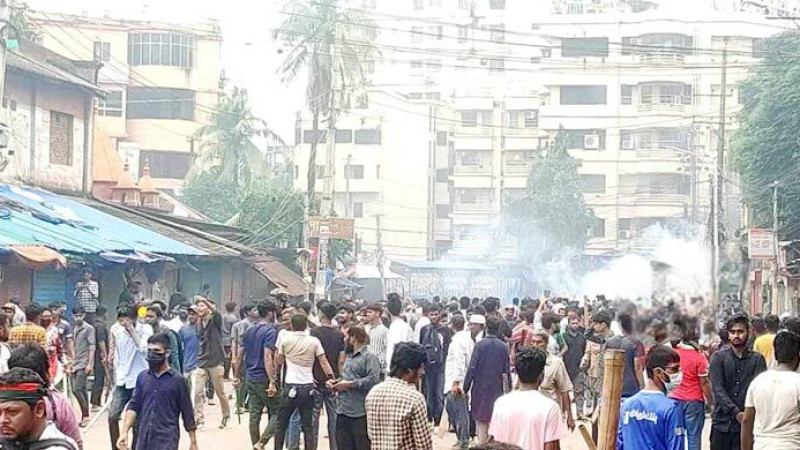 নিউ মার্কেটের ঘটনায় সাবেক শিক্ষামন্ত্রী ও  ৪ এমপিসহ ৩৫১ জনের নামে মামলা