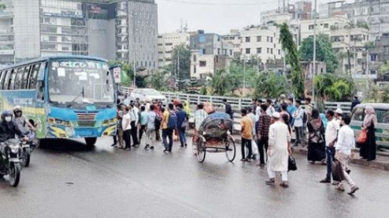রাজধানীর পথে পথে ভোগান্তি