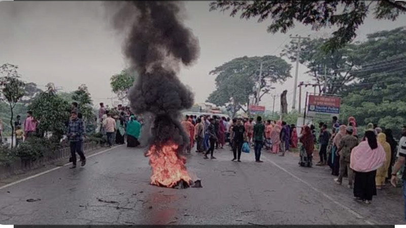 অবৈধ গ্যাস সংযোগ বিচ্ছিন্ন করায় মহাসড়ক অবরোধ করে বিক্ষোভ