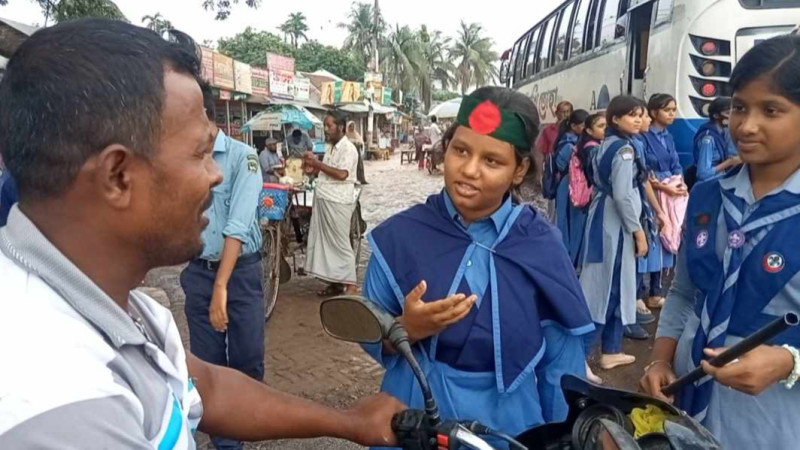 সড়কে ট্রাফিক পুলিশের ভূমিকায় স্কাউট শিক্ষার্থীরা