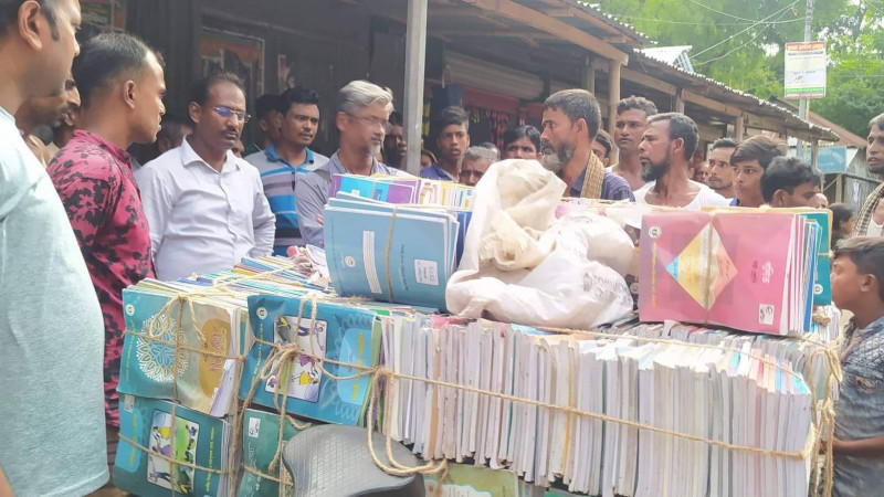 শেরপুরে সরকা‌রি বই বি‌ক্রির সময় প্রধান শিক্ষক আটক