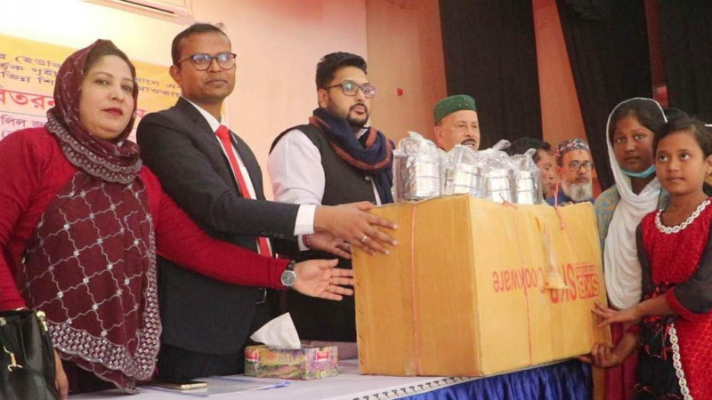 নওগাঁয় বিভিন্ন শিক্ষা প্রতিষ্ঠানে শিক্ষা উপকরণ বিতরণ