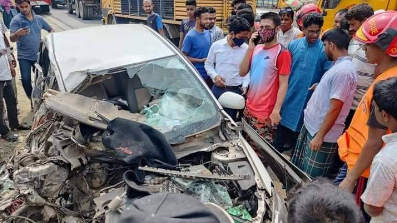 ধামরাইয়ে সড়ক নির্মাণে ধীরগতি, বাস উল্টে আহত ২০