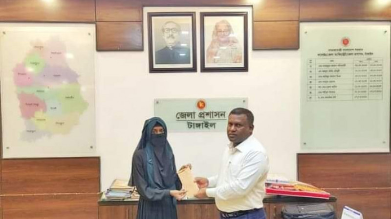 টাঙ্গাইলে মেধাবী শিক্ষার্থীর পড়াশোনার জন্য জেলা প্রশাসকের আর্থিক অনুদান