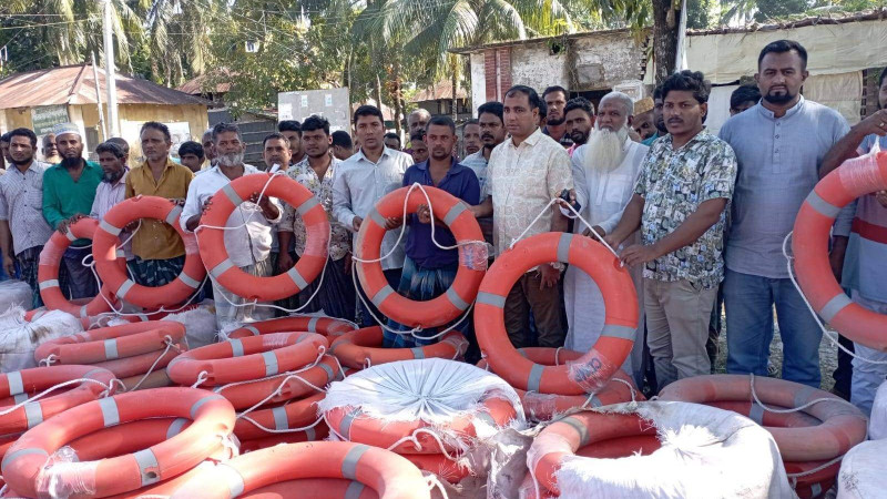 মোরেলগঞ্জে জেলেদের মাঝে ৩শ’ লাইফ বয়া বিতরণ