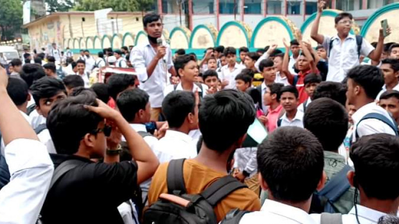ক্লাস বর্জন করে রাস্তায় নেমে শিক্ষার্থীদের বিক্ষোভ