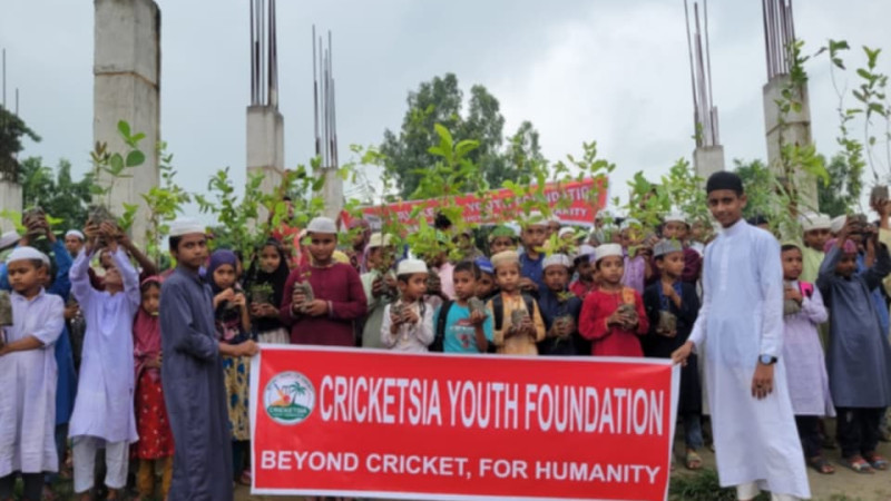 নওগাঁয় ক্রিকেটসিয়া ইয়ুথ ফাউন্ডেশনের উদ্যোগে গাছের চারা বিতরণ