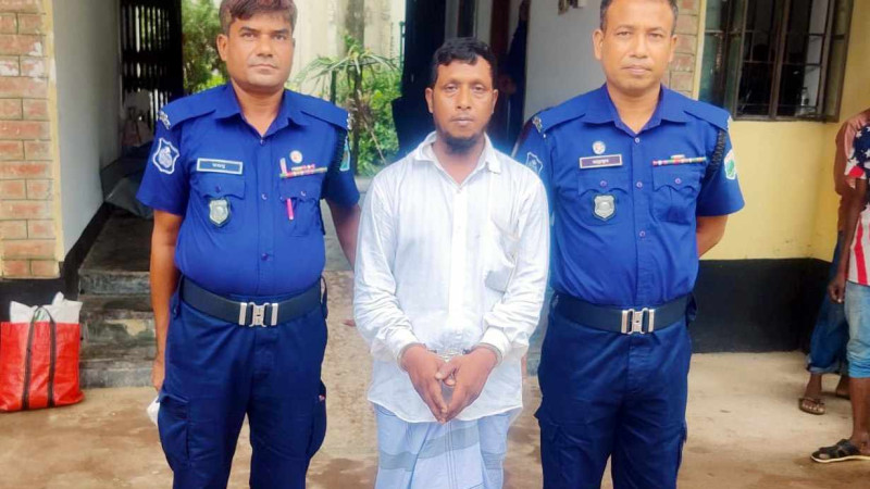 নওগাঁয় প্রবাসীর স্ত্রীকে ধর্ষণ চেষ্টার অভিযোগে একজন আটক