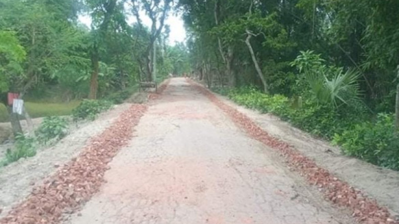 নিম্নমানের সামগ্রী দিয়ে রাস্তা সংস্কার