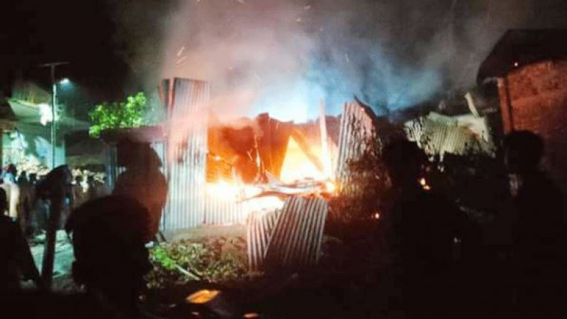মধ্যরাতে আগুনে পুড়ল ৮টি দোকান