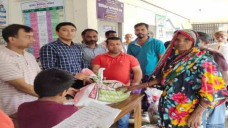 মানিকগঞ্জে ঘূর্ণিঝড়ে খতিগ্রস্থদের মাঝে খাদ্য সহায়তা প্রদান