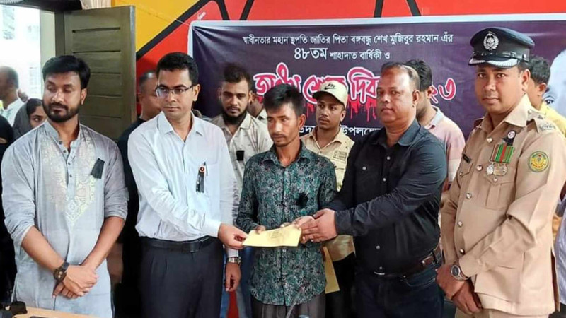 নওগাঁয় যুব ঋণের চেক এর সাথে একটি করে গাছের চারা বিতরণ