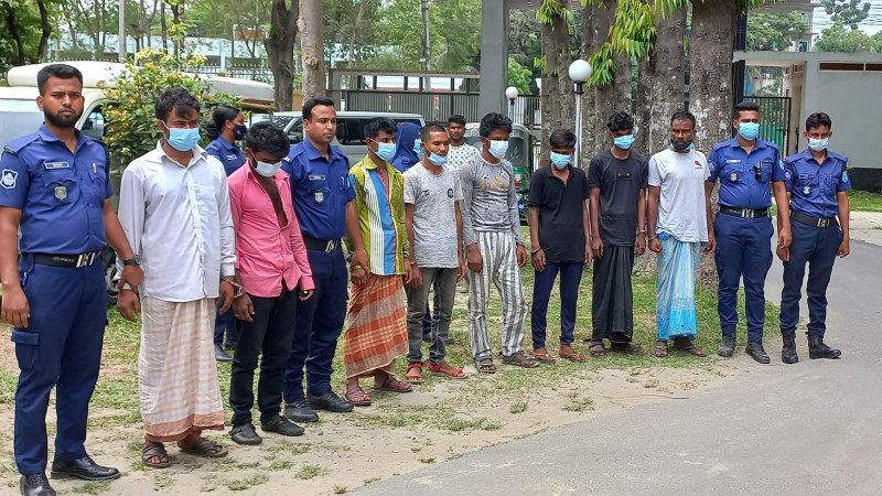 মানিকগঞ্জে ডাকাতি হওয়া পিকাপসহ ৮ ডাকাত গ্রেফতার