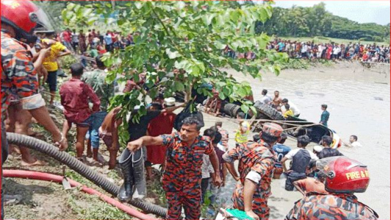 ঝালকাঠিতে বাস উল্টে পুকুরে, নিহত ১৭