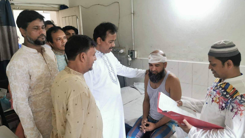 কু‌মিল্লায়‌ আহত সাংবা‌দি‌কের পা‌শে দাড়া‌ঁলেন আওয়ামীলীগ নেতৃবৃন্দ